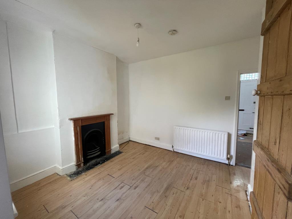 Lot: 51 - TWO-BEDROOM SEMI-DETACHED IN GOOD LOCATION - Dining room with fireplace